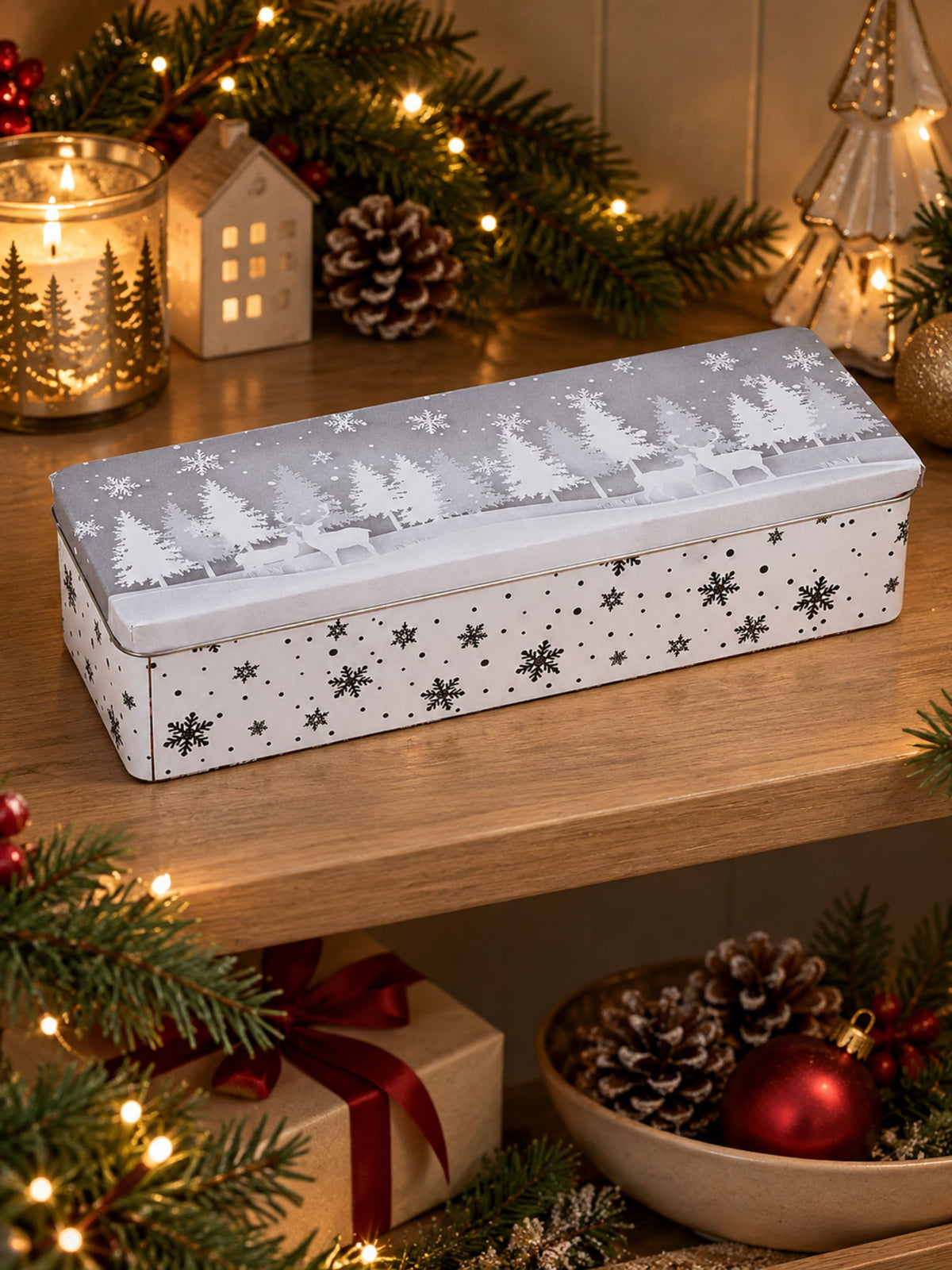 Verkaufsbild von Graue Metalldose Winterwald 29x7x10cm von G. Wurm mit weißem Schneeflocken- und Waldmotiv in Schrank