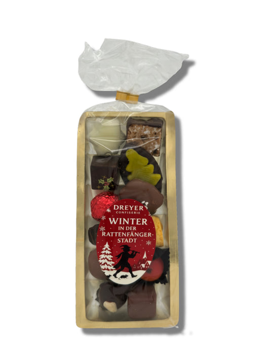 Verpackung von Confiserie Rabbel Adventsmischung 125 g – festliche Auswahl aus handgefertigten Gebäck- und Pralinenspezialitäten, erhältlich in der Dreyer Confiserie in der Rattenfängerstadt Hameln.