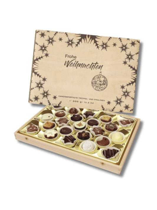 Lauensteiner Weihnachts-Schatzkästchen 300 g – edles Buchenholz-Kästchen, gefüllt mit weihnachtlichen Trüffeln und Pralinen wie Marc de Champagne, Glühwein-Trüffel und Spekulatius-Nougat, erhältlich in der Dreyer Confiserie in der Rattenfängerstadt Hameln.