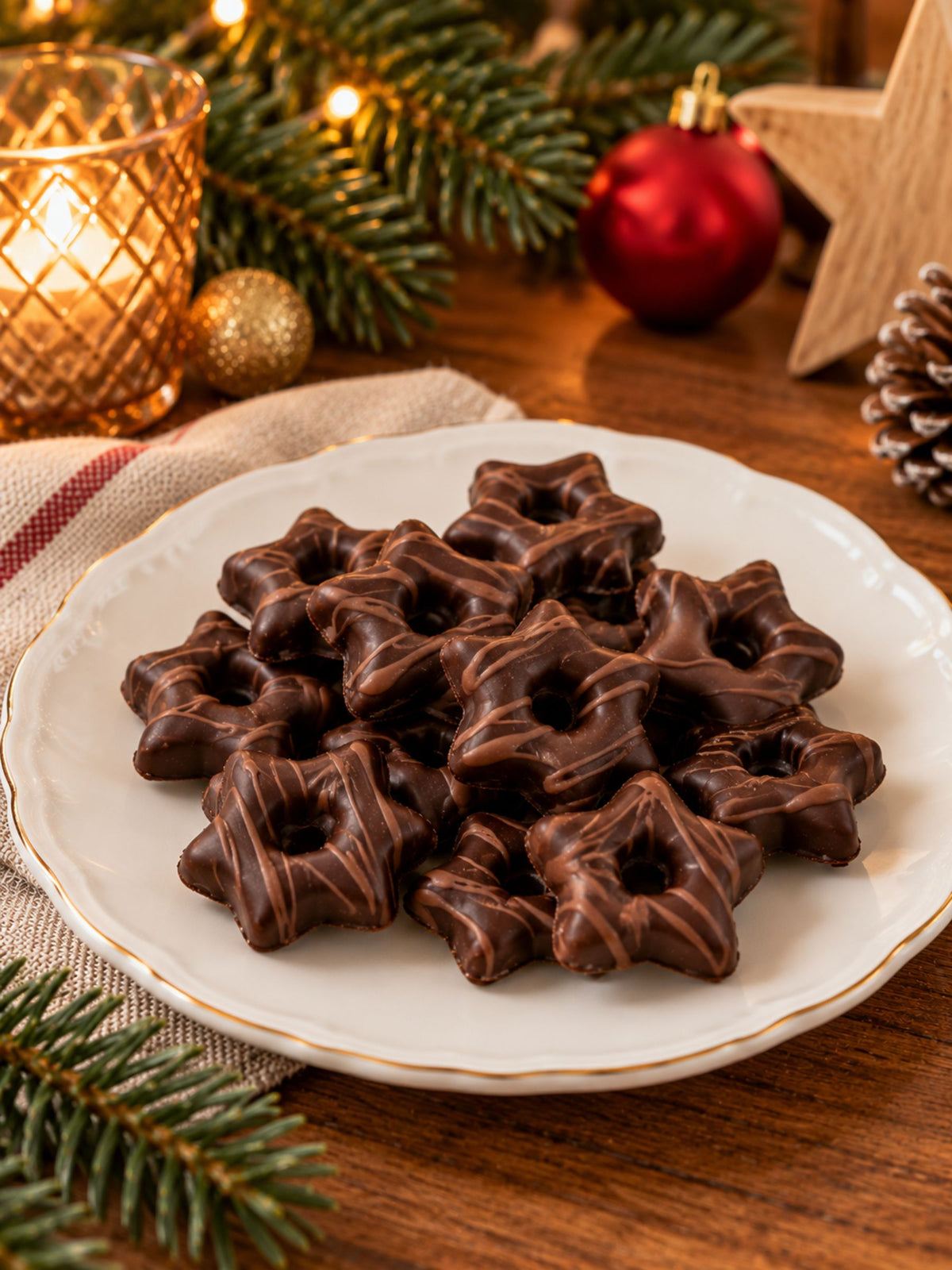 Edelmarzipan-Sterne mit Zartbitterschokolade von Dreyer Confiserie in festlicher Weihnachtsdekoration