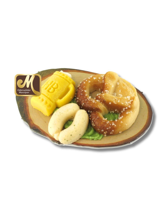 Bayrischer Vesperteller aus Marzipan mit Brezn, Weißwürsten und Bier, 60 g, handgefertigt von der Odenwälder Marzipan Konditorei – erhältlich in der Dreyer Confiserie in Hameln und online.