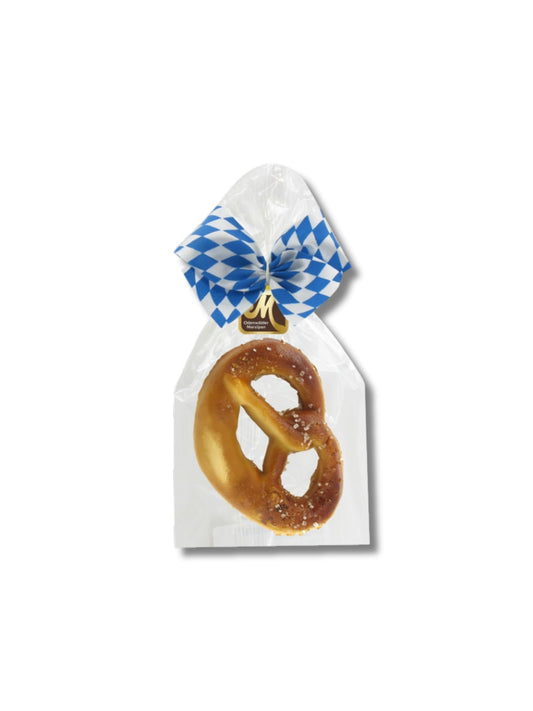 Marzipan-Brezel mit blau-weißer Schleife, 50 g, handgefertigt von der Odenwälder Marzipan Konditorei – erhältlich in der Dreyer Confiserie in Hameln und online.