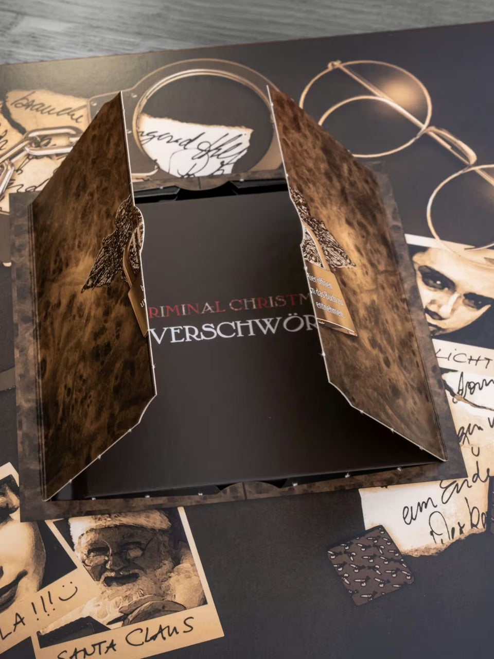 Nahaufnahme vom PETERS Criminal Christmas Adventskalender Die Verschwörung 255 g mit verschiedenen Füllungen