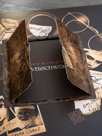 Nahaufnahme vom PETERS Criminal Christmas Adventskalender Die Verschwörung 255 g mit verschiedenen Füllungen