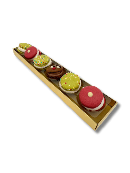 Macarons weihnachtlich 6er Stange 60 g – feines Mandelgebäck mit zarter Cremefüllung, handgefertigt von der Confiserie Rabbel, erhältlich in der Dreyer Confiserie in der Rattenfängerstadt Hameln.