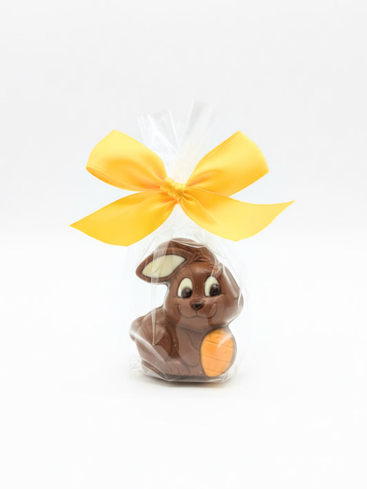 Schokoladen-Osterhasen Trio 25g von Sweet-Konzept, drei kleine Osterhasen aus Edelvollmilch-Schokolade in Folie mit gelber Schleife, erhältlich in der Dreyer Confiserie in der Rattenfängerstadt Hameln.