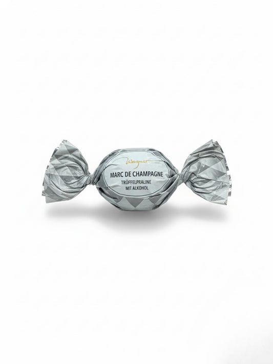 Wagner Pralinen Weihnachtskugel „Marc de Champagne“ 24 g – gefüllte Zartbitterschokolade mit edler Marc-de-Champagne-Trüffel-Füllung, erhältlich in der Dreyer Confiserie in der Rattenfängerstadt Hameln.